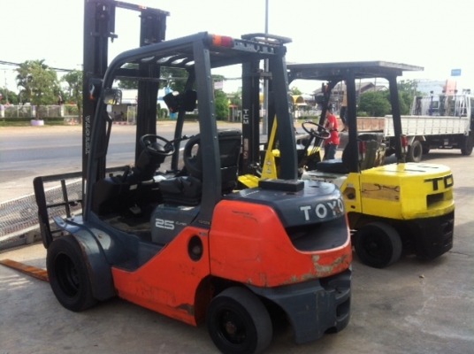 ขายฟอร์คลิฟต์ TOYOTA 8FD25 เครื่องดีเซล 2Z II เกียร์ MT , ล้อหน้าคู่  , เสาสูง 4 M ขอบคุณผู้ไม่ประสงค์ออกนาม  กทม.