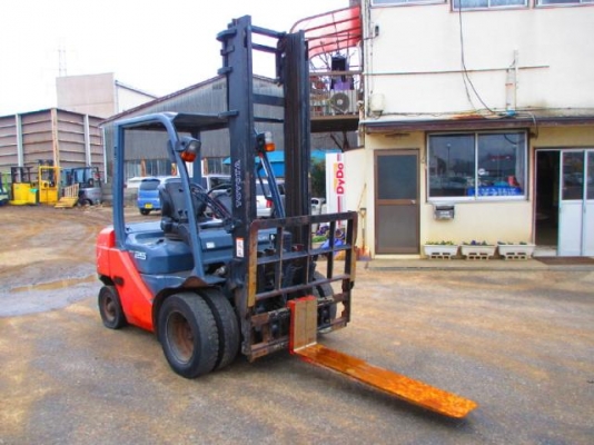 ขายฟอร์คลิฟต์ TOYOTA 8FD25 เครื่องดีเซล 2Z II เกียร์ MT , ล้อหน้าคู่  , เสาสูง 4 M ขอบคุณผู้ไม่ประสงค์ออกนาม  กทม.