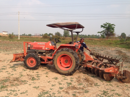 ขายด่วนรถไถคูโบต้าL3408 มีภาพวีโอ พร้อมอุปกรณ์ 2 รายการ ใบมีดดันดินหน้าและ ผานหลัง รถสภาพพร้อมใช้งาน
