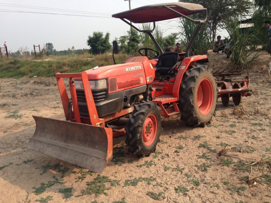 ขายด่วนรถไถคูโบต้าL3408 มีภาพวีโอ พร้อมอุปกรณ์ 2 รายการ ใบมีดดันดินหน้าและ ผานหลัง รถสภาพพร้อมใช้งาน