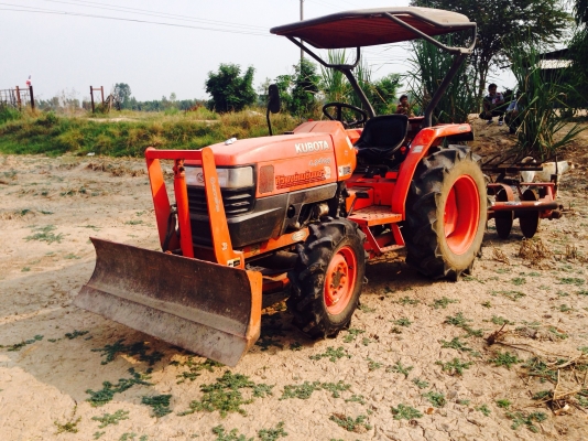 ขายด่วนรถไถคูโบต้าL3408 มีภาพวีโอ พร้อมอุปกรณ์ 2 รายการ ใบมีดดันดินหน้าและ ผานหลัง รถสภาพพร้อมใช้งาน
