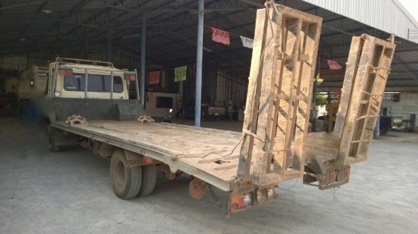 รถนิสสัน 6 ล้อ ท้ายลาด 220 แรงม้า. ปี 40 สนใจติดต่อ 081 - 6079515