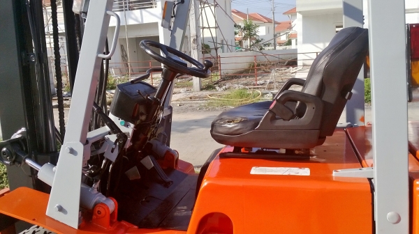 ขาย Nissan 2 ตัน ดีเซล เกียร์ออโต้เสา 3 เมตร 081-3535-948