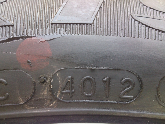 ขายแม็ก KIA 4รู ถอดป้ายแดงพร้อมยาง MAXXIS 165/60R14 ยางสัปดาห์ที่40ปี12 (ตุ่มสีอยู่ครบ) จำนวน 1 ชุด