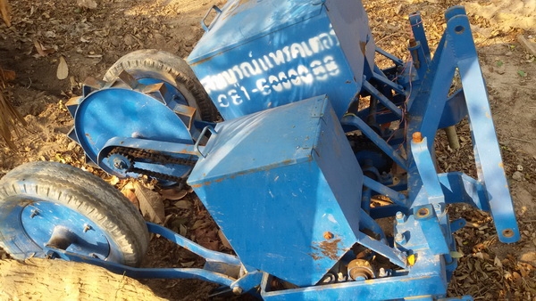 เครื่องหยอดข้าวโพดและใส่ปุ๋ยติดท้ายรถไถสภาพสวยๆใช้งานได้เลย เครื่องหยอดข้าวโพดและใส่ปุ๋ยติดท้ายรถไถสภาพสวยๆใช้งานได้เลย