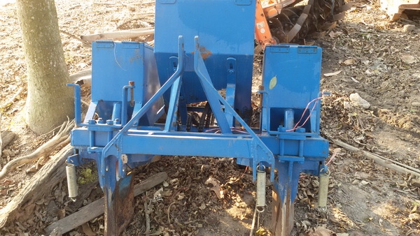 เครื่องหยอดข้าวโพดและใส่ปุ๋ยติดท้ายรถไถสภาพสวยๆใช้งานได้เลย เครื่องหยอดข้าวโพดและใส่ปุ๋ยติดท้ายรถไถสภาพสวยๆใช้งานได้เลย