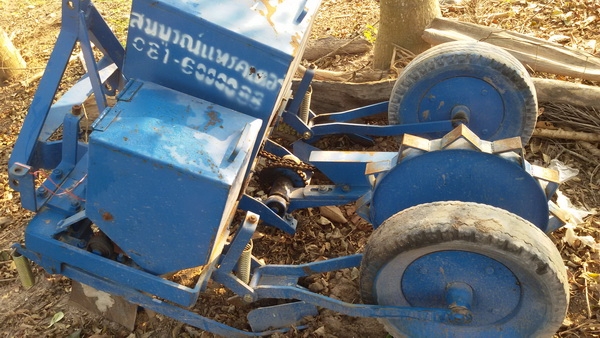 เครื่องหยอดข้าวโพดและใส่ปุ๋ยติดท้ายรถไถสภาพสวยๆใช้งานได้เลย เครื่องหยอดข้าวโพดและใส่ปุ๋ยติดท้ายรถไถสภาพสวยๆใช้งานได้เลย