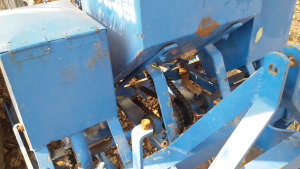 เครื่องหยอดข้าวโพดและใส่ปุ๋ยติดท้ายรถไถสภาพสวยๆใช้งานได้เลย เครื่องหยอดข้าวโพดและใส่ปุ๋ยติดท้ายรถไถสภาพสวยๆใช้งานได้เลย