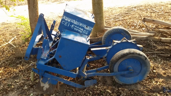 เครื่องหยอดข้าวโพดและใส่ปุ๋ยติดท้ายรถไถสภาพสวยๆใช้งานได้เลย เครื่องหยอดข้าวโพดและใส่ปุ๋ยติดท้ายรถไถสภาพสวยๆใช้งานได้เลย