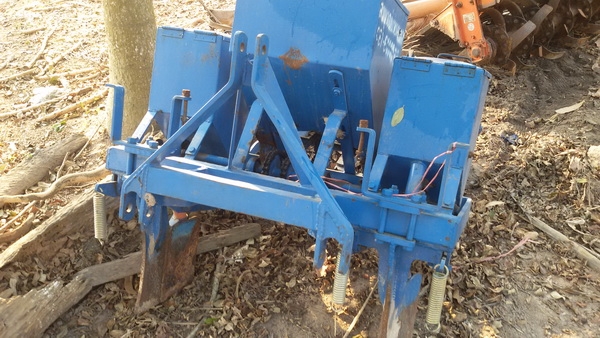 เครื่องหยอดข้าวโพดและใส่ปุ๋ยติดท้ายรถไถสภาพสวยๆใช้งานได้เลย