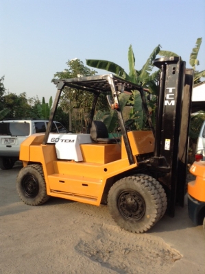 +++ขายรถโฟล์คลิฟท์ T.C.M. FD60-Z4  เครื่องยนต์ดีเซล เกียร์ออโตเมติค  เสาสูง 3,300  มม.  งายาว 1,800  มม.  ล้อหน้าคู่  ยางตัน  6 ล้อ  *** รถสภาพดี  พร้อมใช้งาน  ราคา  รายละเอียดคุยได้ครับ ***