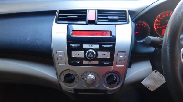 ขาย HONDA CITY 1.5 I-VTEC สวยๆคับ คันนี้ปี'09 ประวัติดี ไม่มีโดนแรงๆหนักๆมาแน่นอนคับ สวยทั้งภายนอก-ภายใน ช่วงล่างเนียนๆ*คันนี้มีการันตีสภาพรถ เช็คเจอประวัติเสียภายหลัง รับซื้อคืนเต็มราคา ..แจ็กกี้จัดให้..