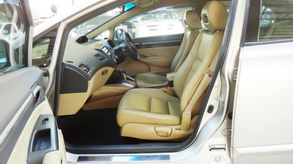 ลูกค้าท่านใด กำลังมองหา CIVIC สวยๆซักคัน...แจ็กกี้ แนะนำคันนี้คับ...ประวัติดี สภาพรถสวยๆทั้งภายนอก-ภายใน...คันนี้ "แจ็กกี้"รับประกันความงามคับ