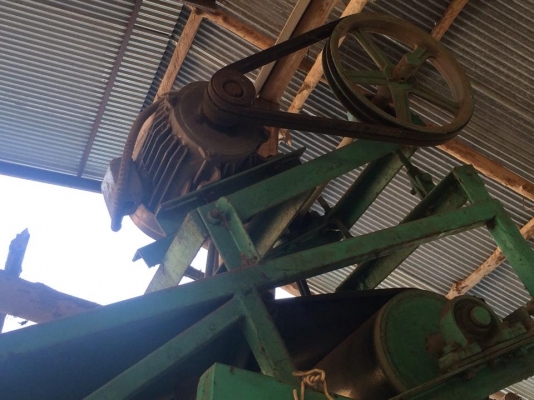 เครื่องอัดบล๊อกไฮดรอลิก เครื่องศิลาทิพย์พิจิตร ใช้งานปีเดียว โม่ใหญ่ ๑.๕ เมตร ทุบราคาพิเศษเหลือเพียง 185,000 บาท.