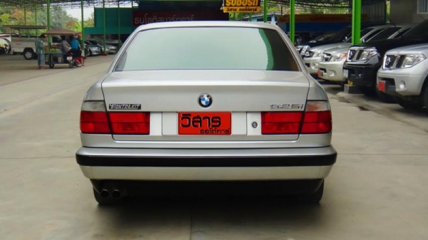 มาแร้วคับ...BMW 525IA big nose สีเทา ปี1997 สภาพสวยเรยคับ รถไม่ช้ำ ใช้งานได้ยาวๆ ...ลูกค้าท่านใด ชอบรถแนวๆนี้ จัดไปคับ...แจ็กกี้เปิดให้ถูกๆ... ราคา : 269,000 บาท สภาพสินค้า : มือสอง ยี่ห้อ : BMW รุ่น : SERIES 5 ปี : 1997 เชื้อเพลิง : เบนซิน BMW 525iA BIG