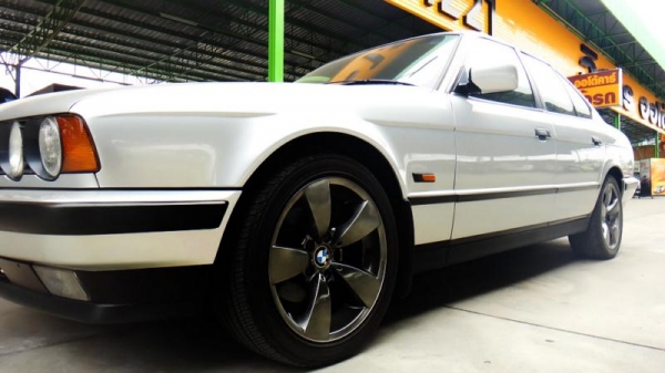 มาแร้วคับ...BMW 525IA big nose สีเทา ปี1997 สภาพสวยเรยคับ รถไม่ช้ำ ใช้งานได้ยาวๆ ...ลูกค้าท่านใด ชอบรถแนวๆนี้ จัดไปคับ...แจ็กกี้เปิดให้ถูกๆ... ราคา : 269,000 บาท สภาพสินค้า : มือสอง ยี่ห้อ : BMW รุ่น : SERIES 5 ปี : 1997 เชื้อเพลิง : เบนซิน BMW 525iA BIG