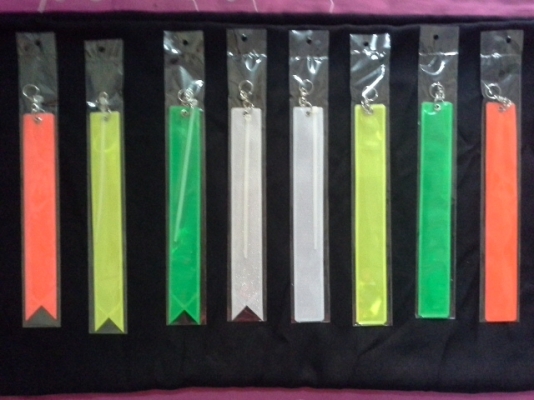 แผ่นสะท้อนแสงท้ายรถ เทรนใหม่มาแรงติดก่อนหล่อก่อน ติดได้ทุกรุ่น ความยาว8.5"รวมตะขอยาว10"ราคาคลองถมกันเลยคร้าบถูกๆ สนใจ081-7915677/inboxคร้าบ