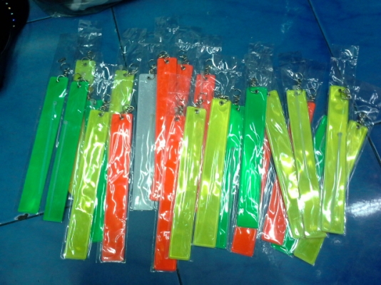 แผ่นสะท้อนแสงท้ายรถ เทรนใหม่มาแรงติดก่อนหล่อก่อน ติดได้ทุกรุ่น ความยาว8.5"รวมตะขอยาว10"ราคาคลองถมกันเลยคร้าบถูกๆ สนใจ081-7915677/inboxคร้าบ