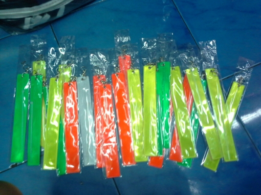 แผ่นสะท้อนแสงท้ายรถ เทรนใหม่มาแรงติดก่อนหล่อก่อน ติดได้ทุกรุ่น ความยาว8.5"รวมตะขอยาว10"ราคาคลองถมกันเลยคร้าบถูกๆ สนใจ081-7915677/inboxคร้าบ