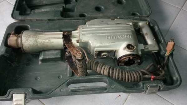 เครื่องสกัดคอนกรีตตัวใหญ่ ยี่ห้อ HITACHI PH-65A สภาพดีมากๆใช้งานมาน้อย