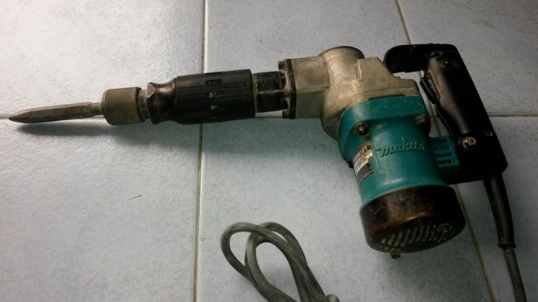 เครื่องสกัดคอนกรีตไฟฟ้า makita hm0810T สภาพพร้อมใช้งานครับ