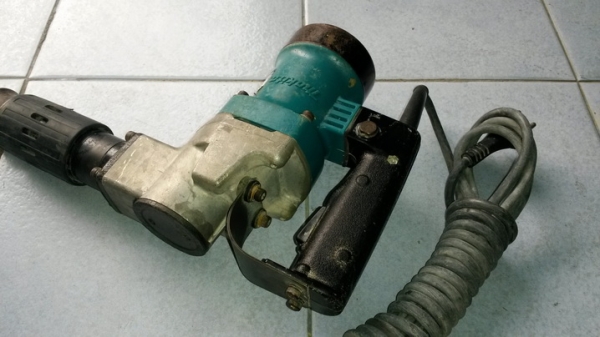 เครื่องสกัดคอนกรีตไฟฟ้า makita hm0810T สภาพพร้อมใช้งานครับ