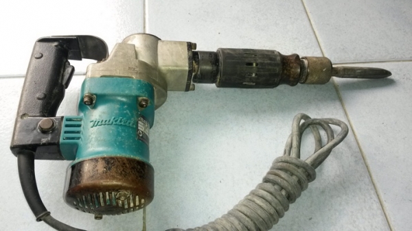 เครื่องสกัดคอนกรีตไฟฟ้า makita hm0810T สภาพพร้อมใช้งานครับ