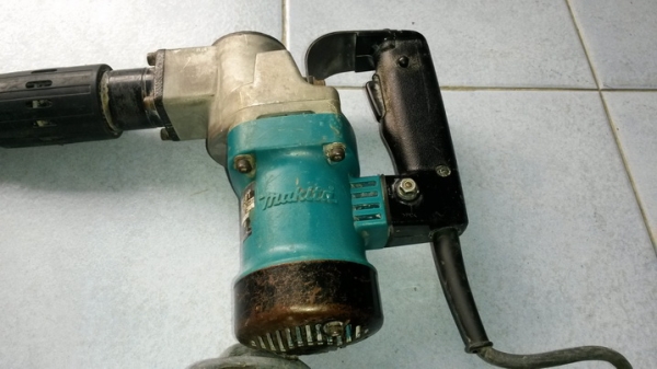 เครื่องสกัดคอนกรีตไฟฟ้า makita hm0810T สภาพพร้อมใช้งานครับ