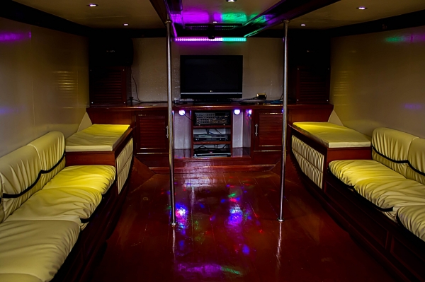 ขายเรือไฟเบอร์2ชั้น ขนาดยาว 20 เมตร ตกแต่งเต็มลำ พร้อมใช้งาน