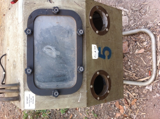 ตู้พ่นทรายครบชุด เพียงแค่ต่อลมเข้าตรงจุดต่อและใช้การเหียบเพื่อยิงผงเหล็กหรือทรายก็ใช้ได้เลย