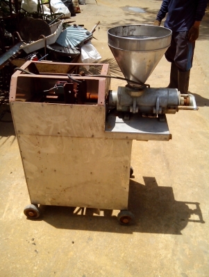 ขายเครื่องคั้นแยกกาก-น้ำ ระบบเกลียวอัด แกนทองเหลืองแท้ ถูกๆ