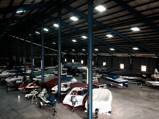 ที่จอดเรือ และเจ็ทสกี ริมแม่น้ำเจ้าพระยา ที่จอดเรือ และเจ็ทสกี ริมแม่น้ำเจ้าพระยา