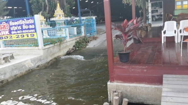 ที่จอดเรือ และเจ็ทสกี ริมแม่น้ำเจ้าพระยา ที่จอดเรือ และเจ็ทสกี ริมแม่น้ำเจ้าพระยา