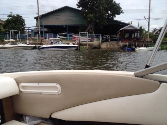 ที่จอดเรือ และเจ็ทสกี ริมแม่น้ำเจ้าพระยา ที่จอดเรือ และเจ็ทสกี ริมแม่น้ำเจ้าพระยา