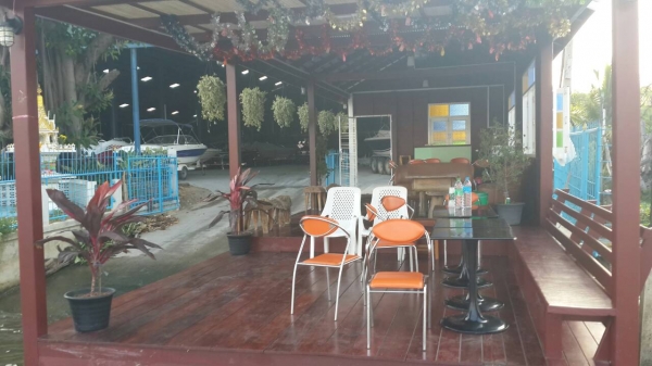 ที่จอดเรือ และเจ็ทสกี ริมแม่น้ำเจ้าพระยา ที่จอดเรือ และเจ็ทสกี ริมแม่น้ำเจ้าพระยา