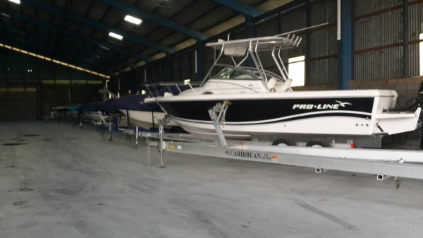 ที่จอดเรือ และเจ็ทสกี ริมแม่น้ำเจ้าพระยา ที่จอดเรือ และเจ็ทสกี ริมแม่น้ำเจ้าพระยา