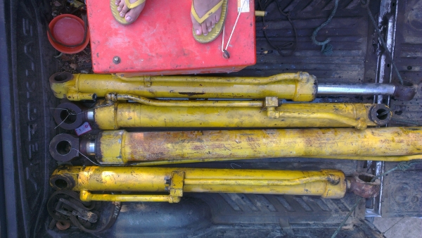 Sell> ขายกระบอกไฮดรอลิค มือสอง เป็นกระบอกของรถตัก แบคโฮล แกนกระบอก 3" นิ้ว ช่วงชัก 1.3 เมตร ครับ