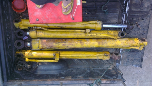 Sell> ขายกระบอกไฮดรอลิค มือสอง เป็นกระบอกของรถตัก แบคโฮล แกนกระบอก 3" นิ้ว ช่วงชัก 1.3 เมตร ครับ