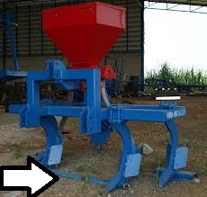 ขายเครื่องหยอดปุ๋ยไฟฟ้าติดตั้งกับรถไถใช้งานได้เลยไม่ต้องดัดแปลงแสตนเลสแท้ทั้งตัว