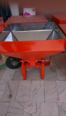 ขายเครื่องหยอดปุ๋ยไฟฟ้าติดตั้งกับรถไถใช้งานได้เลยไม่ต้องดัดแปลงแสตนเลสแท้ทั้งตัว