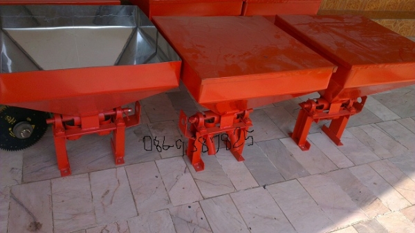 ขายเครื่องหยอดปุ๋ยไฟฟ้าติดตั้งกับรถไถใช้งานได้เลยไม่ต้องดัดแปลงแสตนเลสแท้ทั้งตัว