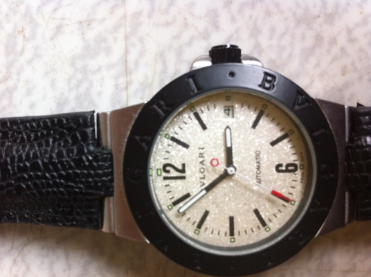 นาฬิกาข้อมือ bvlgari  เป็นระบบ automatic สภาพยังสวยมาก สายหนังแท้ไม่เคยเปลี่ยนภาพยังสวยมาก ขนาดตามภาพ