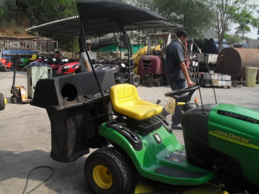 รถตัดหญ้า จอห์นเดียร์ มีกล่องใส่หญ้า มีหลังคา L100 John Deere รถตัดหญ้า จอห์นเดียร์ มีกล่องใส่หญ้า มีหลังคา L100 John Deere