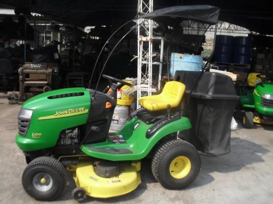 รถตัดหญ้า จอห์นเดียร์ มีกล่องใส่หญ้า มีหลังคา  L100 John Deere