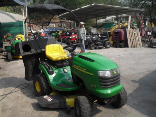รถตัดหญ้า จอห์นเดียร์ มีกล่องใส่หญ้า มีหลังคา L100 John Deere รถตัดหญ้า จอห์นเดียร์ มีกล่องใส่หญ้า มีหลังคา L100 John Deere