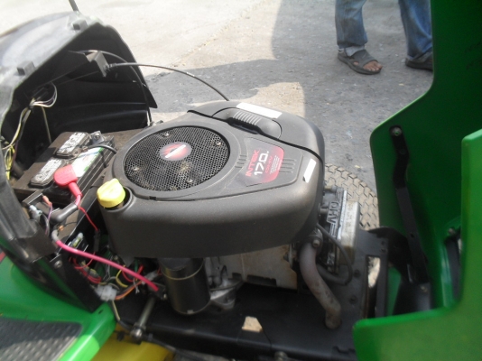 รถตัดหญ้า จอห์นเดียร์ มีกล่องใส่หญ้า มีหลังคา L100 John Deere รถตัดหญ้า จอห์นเดียร์ มีกล่องใส่หญ้า มีหลังคา L100 John Deere