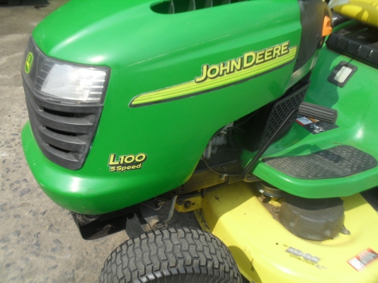 รถตัดหญ้า จอห์นเดียร์ มีกล่องใส่หญ้า มีหลังคา L100 John Deere รถตัดหญ้า จอห์นเดียร์ มีกล่องใส่หญ้า มีหลังคา L100 John Deere