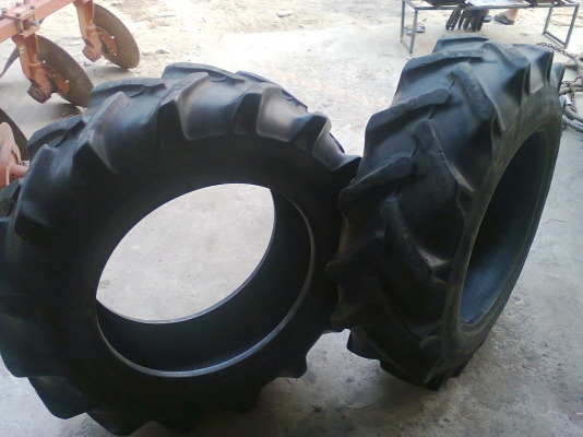ขายยางหน้าฟอร์ดขนาด12.4-24ยางดีไม่มีแผล084-6175640