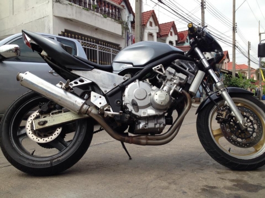 ขาย/แลก ครับ honda CB1 4สูบ 400cc รถปี 92 ครับมีชิวหน้าเเต่ง ตูดเเหลม เดินเบาปกติ บิดกระจาย 160 เด็กๆ เครื่องเเห้งๆๆๆ เสียงหวานมากลองมาฟัง ปล่อยมือขัยสบาย รถไม่เคยล้ม ไฟชาจปกติ ความร้อนไม่มีปัญหา จบเเล้วทุกอยา่ง มีเอกสาร อินวอยครบๆครับ โดยรวามสวยมาก ขายเเ