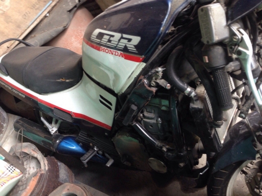 ธารนนทบุรี//ขายซาก honda cbr750f  ราคา45,000 บาท ทะเบียนแท้